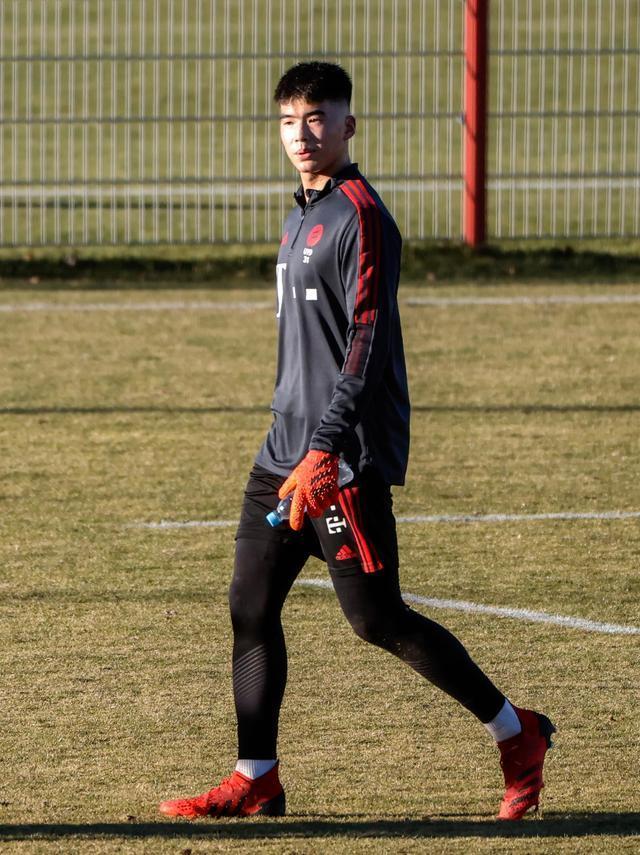 包含高尔夫热身赛焦点战：漓江麒麟队绝杀岭北旋风队，新星闪耀。边路成突破口的词条