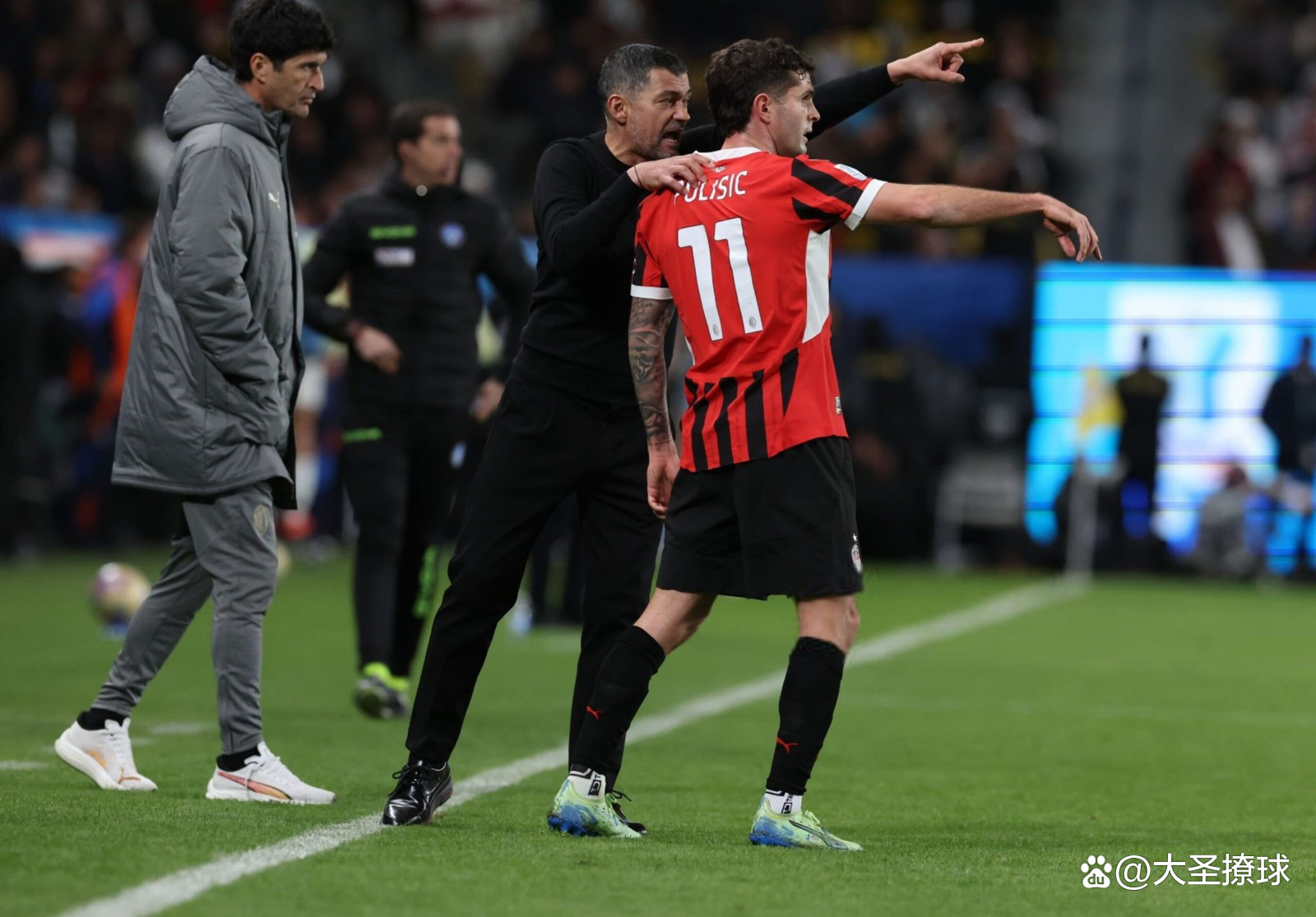 关于欧冠赛前再迎强敌，费耶诺德再遭质疑，主帅态度——悬念犹存，高层口径保持一致的信息